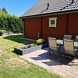 Sunny terrace at Cottage in Spier, vacation home in Central Drenthe, ideal for outdoor dining and relaxing.