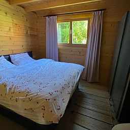 Modernes Badezimmer in DG1871, Ferienhaus in Spier, Zentral-Drenthe mit begehbarer Dusche.