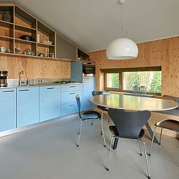 Moderne keuken in Vakantiehuisje in Spier, Drenthe, met houten details en blauwe accenten.