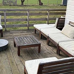 Gezellig terras van Vakantiehuisje in Wezuperbrug met comfortabele zitplaatsen in Midden Drenthe, Drenthe.