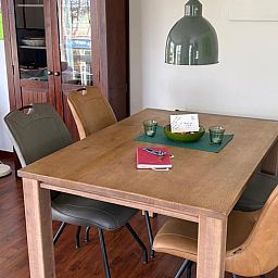 Eethoek in Vakantiehuisje in Wezuperbrug met moderne inrichting in Midden Drenthe, Drenthe.