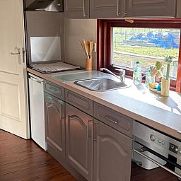 Volledig uitgeruste keuken in Vakantiehuisje in Wezuperbrug met uitzicht op de tuin in Midden Drenthe, Drenthe.