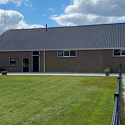 Der grosse Rasen des Ferienhauses in Beilen, Zentral-Drenthe, bietet einen entspannenden Platz im Freien.