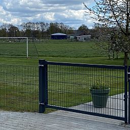 Blick auf die umliegenden Felder vom Ferienhaus in Beilen, Zentral-Drenthe, mit Sportplatz.