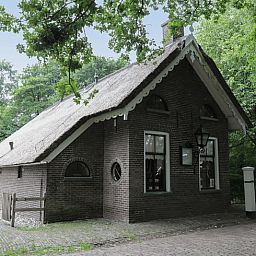 Authentic vacation home in Orvelte, Central Drenthe, surrounded by lush nature.