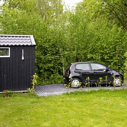 Vakantiehuis in Gasselte, Drenthe biedt een rustige parkeerplek naast het huisje, omgeven door groene natuur in Midden Drenthe.