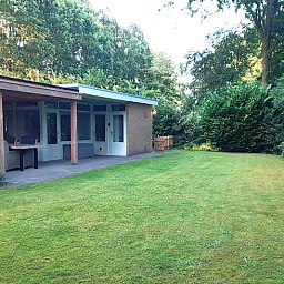 Huisje in Gasselte, een vakantiehuis in het groene hart van Midden Drenthe, biedt een serene tuin en terras omgeven door natuur.