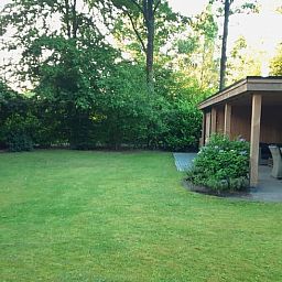 Geniet van de serene tuin en het ruime terras van Huisje in Gasselte, een charmant vakantiehuis in het groene hart van Drenthe.