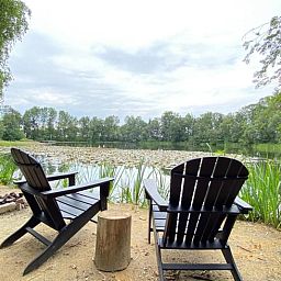 Geniet van het serene uitzicht op de vijver bij Vakantiehuisje in Papenvoort, een idyllische vakantiewoning in Midden Drenthe, Drenthe.