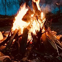 Geniet van een sfeervol kampvuur bij Vakantiehuisje in Papenvoort, gelegen in de rustieke natuur van Midden Drenthe, Drenthe.