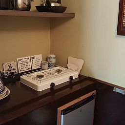 Cozy kitchenette in Cottage in Papenvoort, cottage in Central Drenthe, with stove and refrigerator, ideal for a relaxing stay.