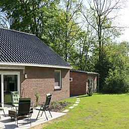 Terras van Vakantiehuis in Westerbork, ideaal voor ontspanning in de serene natuur van Midden Drenthe, Drenthe.