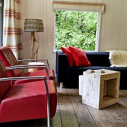 Slaapkamer met kleurrijk dekbed in DG1928 vakantiehuis, Hooghalen.