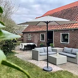 Veranda van Vakantiehuisje in Hooghalen met comfortabele zitplek, ideaal voor ontspanning in Midden Drenthe, Drenthe.