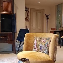 Gemuetliche Sitzecke im Cottage in Eesergroen, Ferienhaus in Eesergroen, mit Kunst an den Waenden.