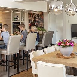 Stijlvolle badkamer in Hof van Saksen 12-persoons Culinaire boerderij in Nooitgedacht, Drenthe met moderne voorzieningen.