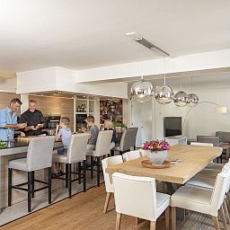 Kinderen koken samen in Hof van Saksen 12-persoons Culinaire boerderij in Nooitgedacht, Drenthe voor een leuke culinaire ervaring.