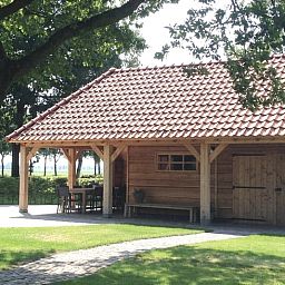 Rustieke veranda bij Vakantiehuisje in Witteveen, ideaal voor een rustige vakantie in Midden Drenthe.