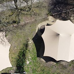 Charmante glamping lodge met veranda bij Vakantiehuis in Odoorn, Midden Drenthe, ideaal voor een rustieke ervaring.