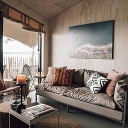 Gezellige zithoek buiten bij Vakantiehuis in Odoorn, Midden Drenthe, perfect voor een ontspannen pauze.