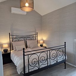 Gemuetliches Wohnzimmer im Ferienhaus DG2033, Odoorn, Midden Drenthe, mit bequemem Sofa und Fernseher.