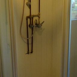 Moderne Dusche im Ferienhaus in Geeuwenbrug, Midden Drenthe, ideal fuer einen entspannten Aufenthalt in einer komfortablen Ferienwohnung.