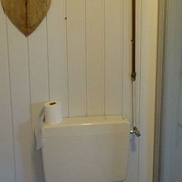 Badezimmer im Ferienhaus in Geeuwenbrug, Midden Drenthe, mit rustikaler Holzvertaefelung und moderner Ausstattung.