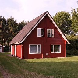Charmantes rotes Ferienhaus in Nieuw Balinge, in der ruhigen Region Zentral-Drenthe gelegen, ideal zum Entspannen.
