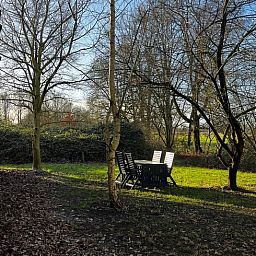 Gemuetlicher Innenbereich des Huisje in Nieuw Balinge, Ferienhaus in Zentral-Drenthe, mit stimmungsvollem Dekor und warmen Farben.