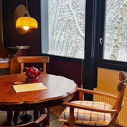 Gemuetlicher Innenbereich des Huisje in Nieuw Balinge, Ferienhaus in Zentral-Drenthe, mit stimmungsvollem Essbereich und warmer Beleuchtung.