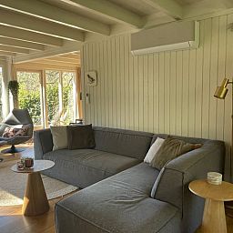 Gezellige woonkamer van Huisje in Een, Noord Drenthe met uitzicht op de natuur.