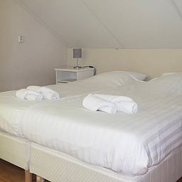 Gemuetliches Schlafzimmer im Ferienhaus in Een, Nord-Drenthe. Ferienhaus mit bequemen Betten fuer einen entspannten Aufenthalt in Drenthe.