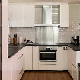 Moderne Kueche im Ferienhaus "Huisje in Een" im ruhigen Norden der Provinz Drenthe, mit stilvollen Geraeten und schlichtem Interieur.