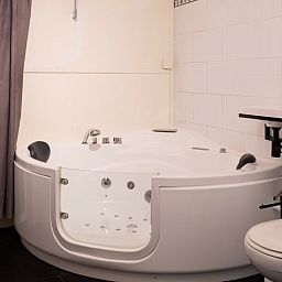 Luxurioeses Badezimmer mit Whirlpool im Ferienhaus in Een, Ferienhaus in Nord-Drenthe, ideal fuer Entspannung und Komfort.