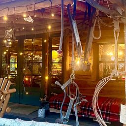 Knus terras van Huisje in Norg, vakantieaccommodatie in Norg, Noord Drenthe, met rustieke decoratie.