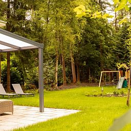 Geniessen Sie den ruhigen Garten mit Terrasse im Huisje in Norg, einem Ferienhaus in der schoenen Landschaft von Nord-Drenthe, Drenthe.
