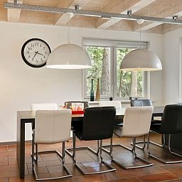 Eetkamer van Vakantiehuisje in Norg, Drenthe met moderne inrichting en uitzicht op de natuur.