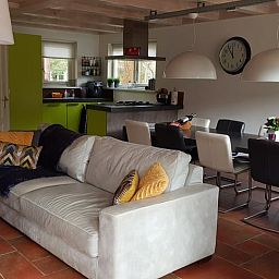 Gezellige woonkamer van Vakantiehuisje in Norg, Noord Drenthe met comfortabele zithoek.
