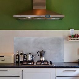 Moderne Kueche in Cottage in Norg, Ferienhaus in Norg, Nord-Drenthe. Stilvolle Einrichtung mit gruenen Akzenten und Kochgelegenheit.