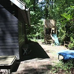 Ferienhaus in Norg, Nord-Drenthe, umgeben von gruener Natur mit einem Spielplatz im Garten fuer einen entspannten Familienurlaub.