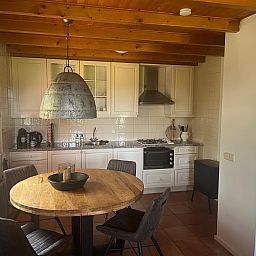 Gezellige keuken in vakantiehuis DG1879, Borger, Noord Drenthe met houten tafel en hanglamp.