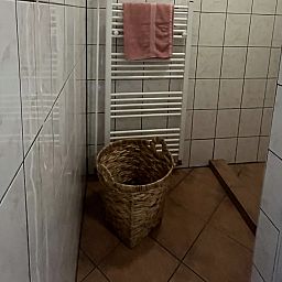 Badkamer in DG1879, Borger, Noord Drenthe met handdoekrek en rieten mand.