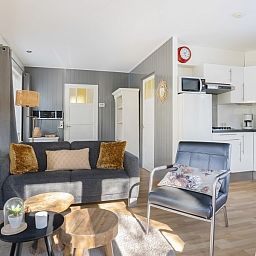 Moderne Kueche und Sitzecke im Ferienhaus Vogelzang, Borger, Nord-Drenthe, ideal fuer einen entspannten Aufenthalt.