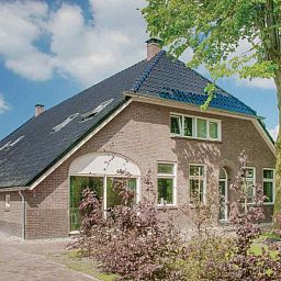 Naturreiche Umgebung des Ferienhauses DG705 in Ellertshaar Drenthe mit einem schoenen See.