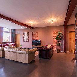 Gemuetliche Kueche und Essbereich in DG705 Ferienhaus Ellertshaar Drenthe mit grossem Tisch.