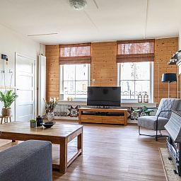 Gemuetliches Wohnzimmer im Ferienhaus DG984, Vries, Drenthe, mit komfortabler Sitzecke.