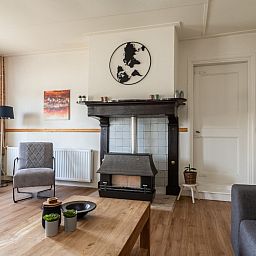 Esszimmer im Ferienhaus DG984 in Vries, Drenthe, mit grossem Tisch und viel Licht.