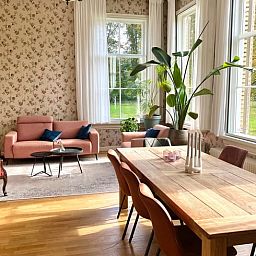 Gezellige woonkamer in Vakantiehuis in Veenhuizen, met uitzicht op de natuur van Noord Drenthe.