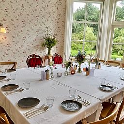 Stijlvolle eetkamer in Vakantiehuis in Veenhuizen, perfect voor diners in Drenthe.