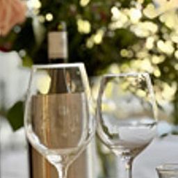 Elegante tafeldecoratie in Vakantiehuis in Veenhuizen, ideaal voor een romantisch diner.